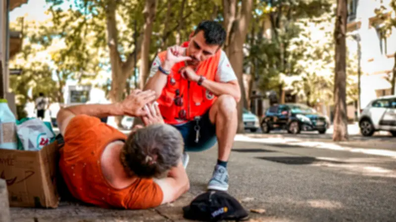 Canicule à Nîmes : la Croix-Rouge distribue de l'eau aux sans-abris