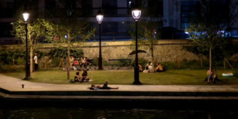 Canicule : récit d'une nuit tropicale où chacun cherche son ombre