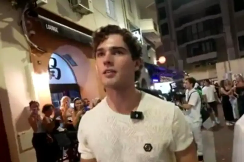 À Cannes, une Française insulte Clavicular, influenceur masculiniste
