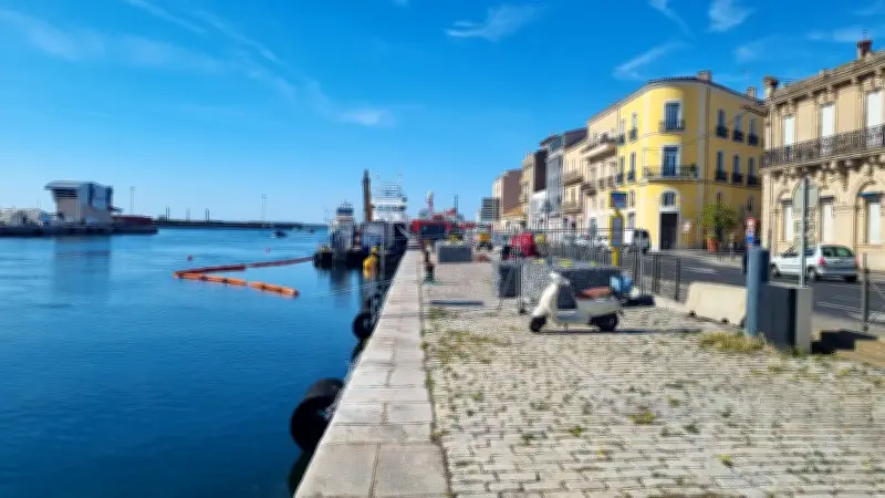 Chantier sous-marin sur le quai de la République à Sète pour stopper l'érosion