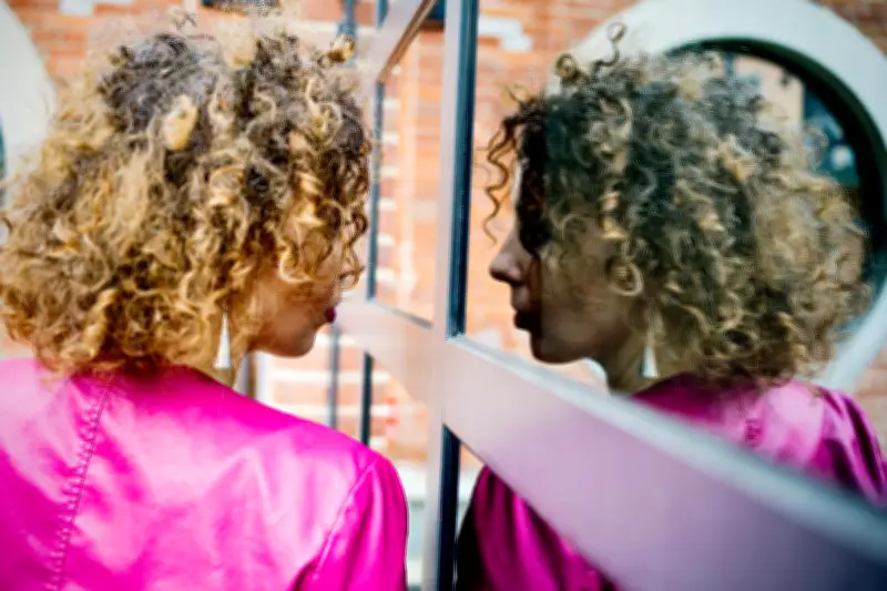 Cheveux bouclés : le poids des préjugés persiste