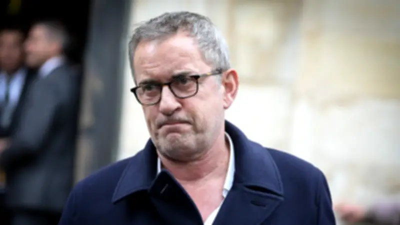 Christophe Dechavanne en larmes : il évoque sa relation brisée avec son fils