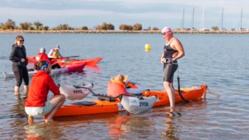 Cindy Le Falher traverse le Gard en tractant un jeune handicapé en kayak