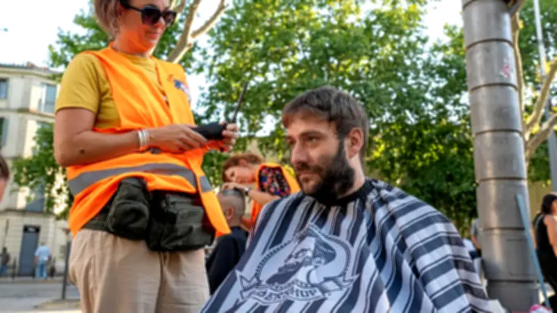 Coiffure du cœur : un salon solidaire en plein air redonne espoir aux démunis