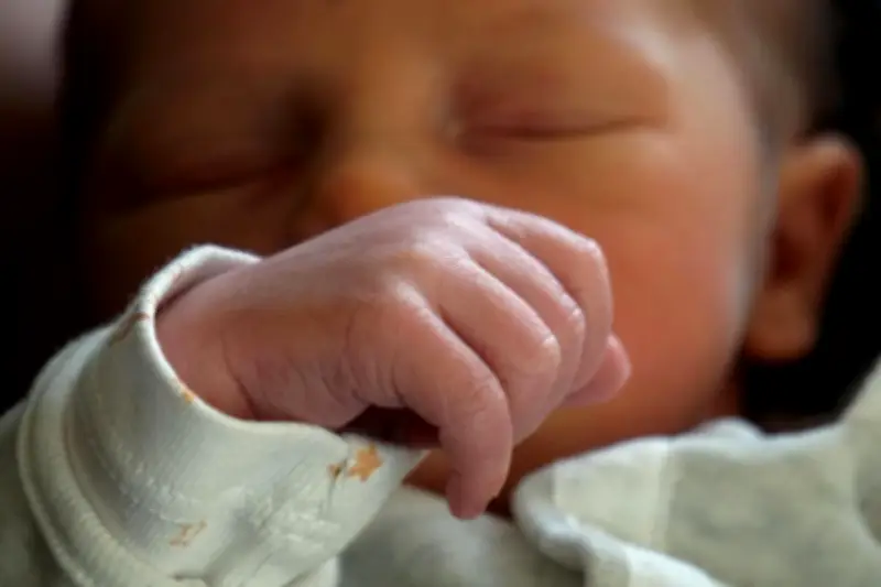 Congé de naissance : joie et galères des premiers bénéficiaires