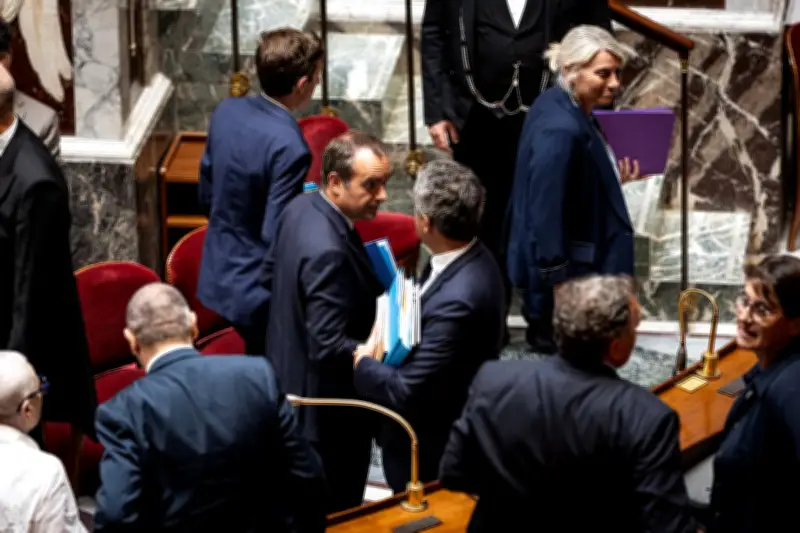 Congés dans les ministères : polémiques estivales, Matignon panique