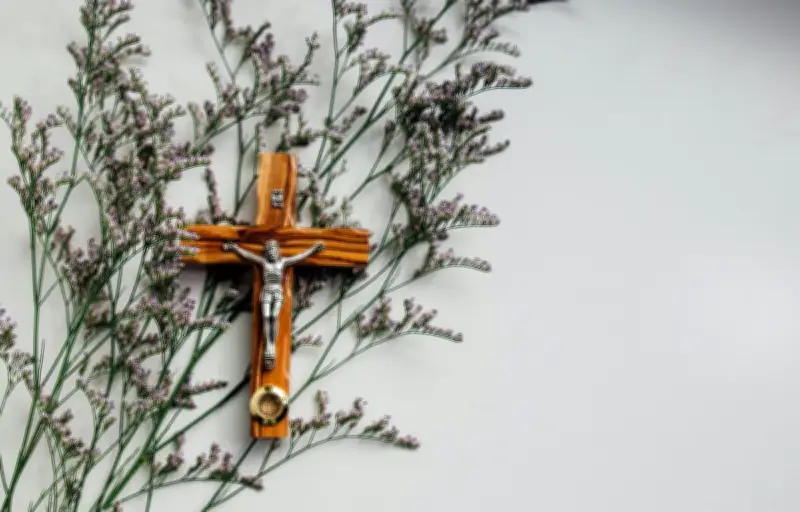Conseiller RN sort un crucifix et prie au conseil municipal d'Ivry-sur-Seine