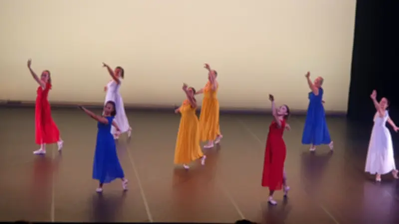 Danseuses du Gard rhodanien ovationnées à la Pyramide
