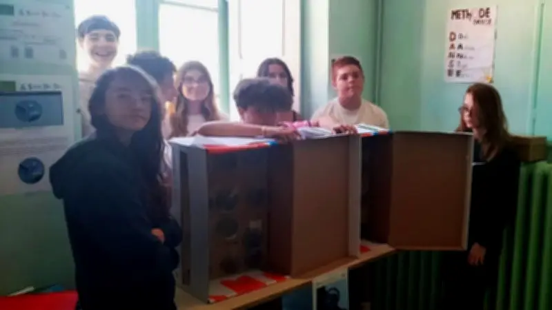 Des collégiens de l'Aveyron reproduisent une expérience spatiale sur la culture du vivant