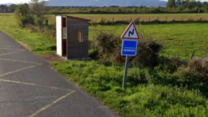 Des excréments dans un arrêt de bus pour enfants : le maire de Taponas en colère