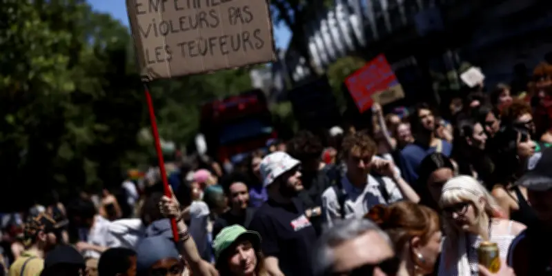 Des milliers de manifestants défendent les free parties à Paris et Bordeaux