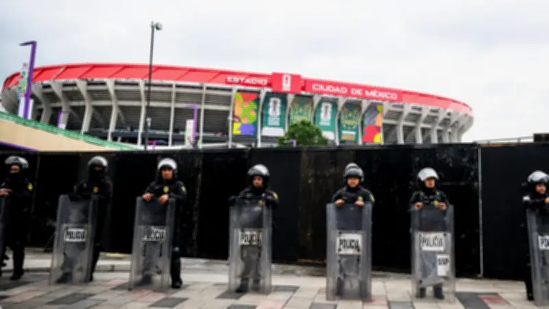 Des milliers d'enseignants bloquent le stade Aztèque avant la Coupe du monde