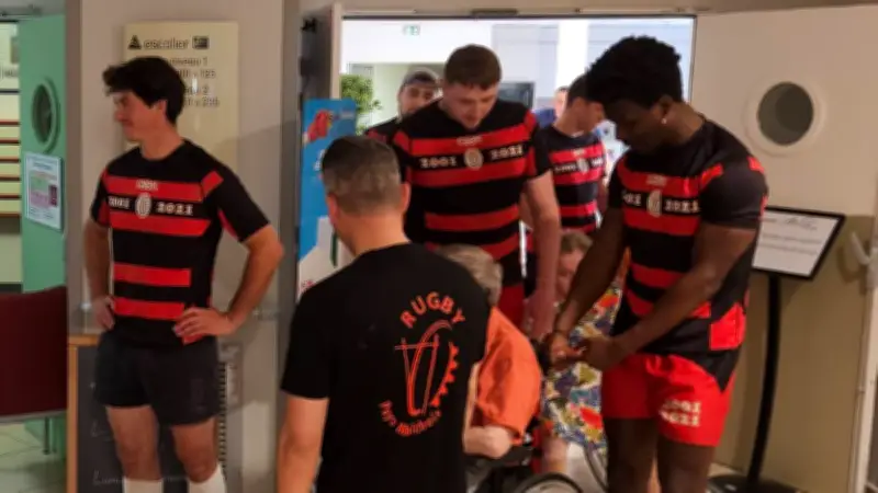 Des rugbymen portent des résidents d'Ehpad après une panne d'ascenseur