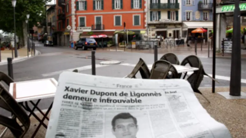 Des supporters français recherchent Xavier Dupont de Ligonnès lors de la Coupe du monde 2026
