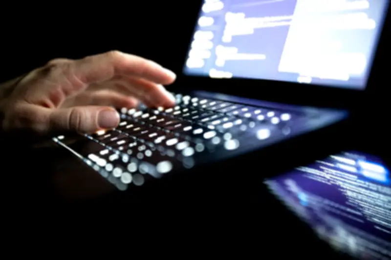 Deux hackers de 22 et 15 ans mis en examen pour vol de millions de données