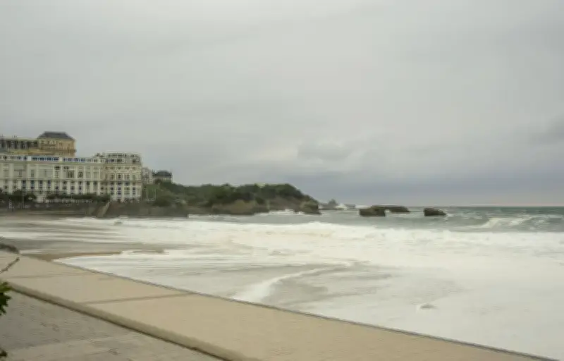 Deux plongeurs portés disparus après un éboulement à Biarritz
