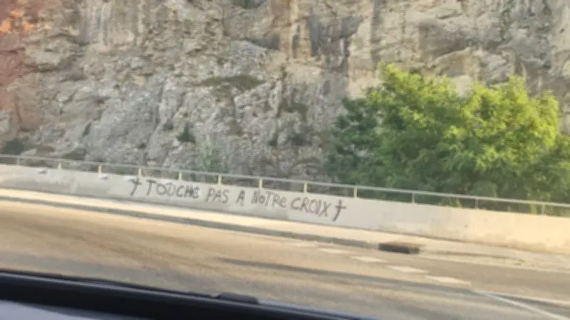 Deuxième croix réapparaît entre Comps et Beaucaire : polémique