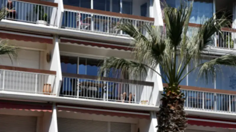 Différend de voisinage à Montpellier : il urine du balcon et exhibe une arme