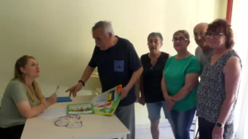 Distribution de sacs cabas pour sensibiliser au tri du verre