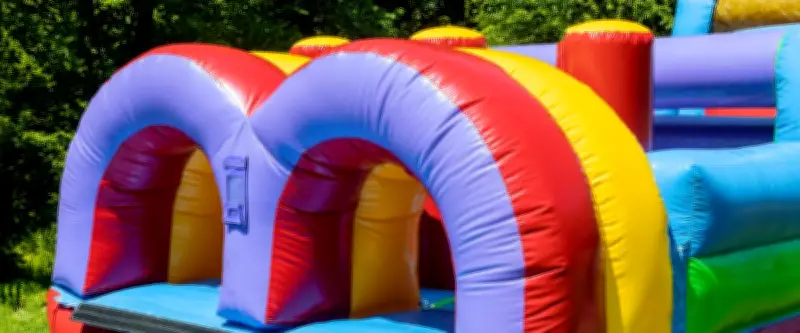 Drame à Montréal : une fillette de 3 ans meurt dans un accident de château gonflable
