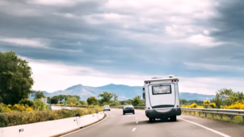 Drame sur l'A8 : un homme saute d'un camping-car en marche et décède