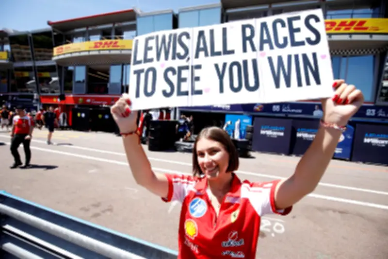 Elsa, 25 ans, parcourt le monde pour tous les GP de F1 et parler à Hamilton