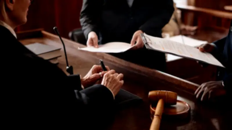 Espagne : un avocat piégé par l'IA invente 24 fausses citations juridiques