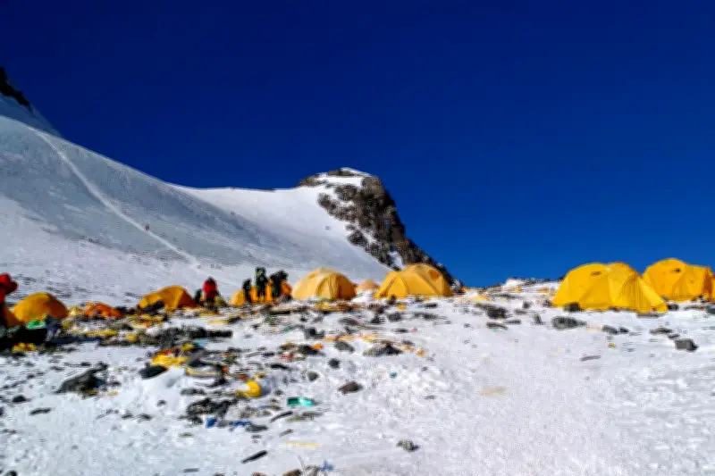 Everest, la plus haute poubelle du monde : déchets et excréments