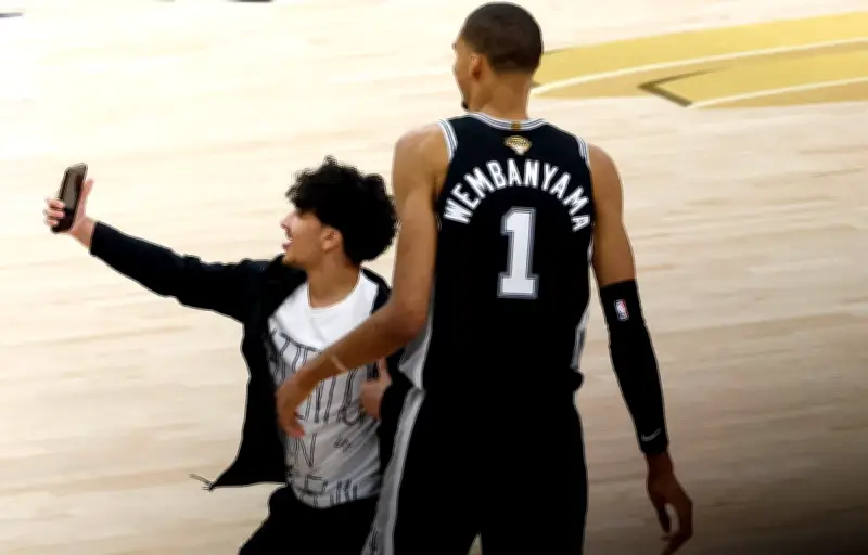 Fan banni à vie de la NBA après un selfie avec Wembanyama