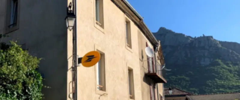 Fermeture estivale de La Poste à Vialas : un symbole du déclin rural