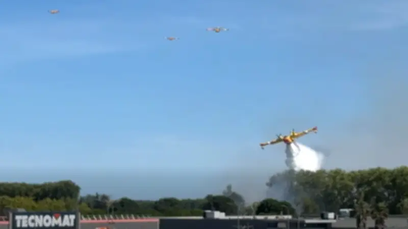 Feux de forêt dans l'Hérault : intervention des Canadair près de Béziers