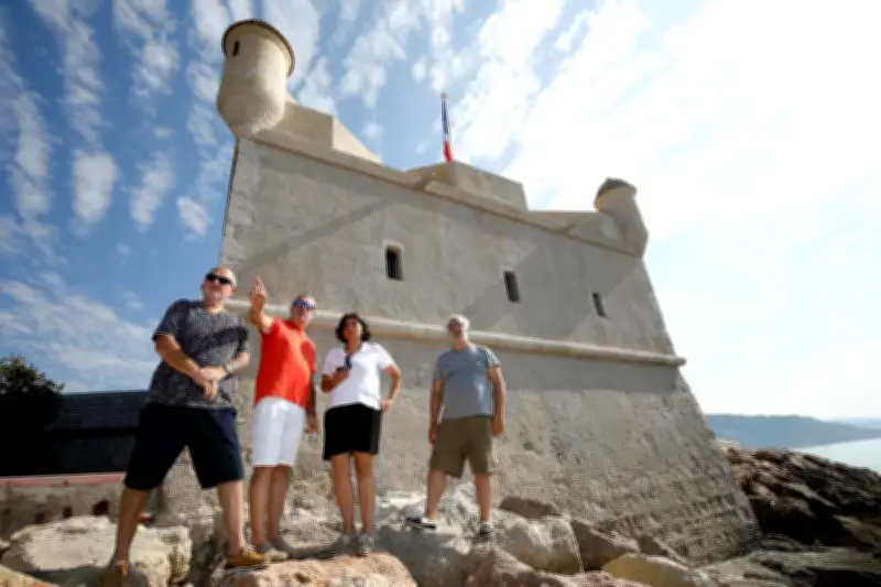 Fouilles sous-marines au Bastion de Menton : secrets du fort du XVIIe siècle