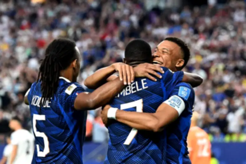 France-Irak : Mbappé double Klose, les Bleus qualifiés après 3-0 et 2h d'interruption