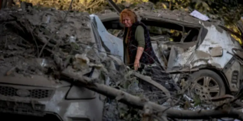Frappes russes en Ukraine : au moins treize morts, des images choquantes