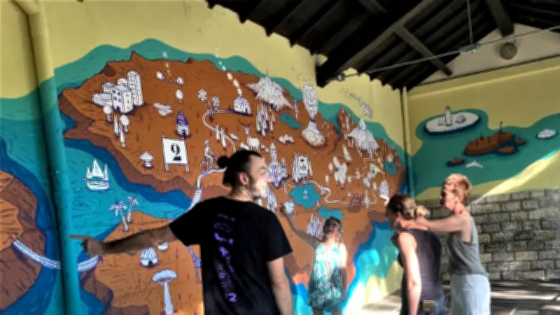 Fresque-monde joyeuse et métissée à l'école du Mont Duplan à Nîmes