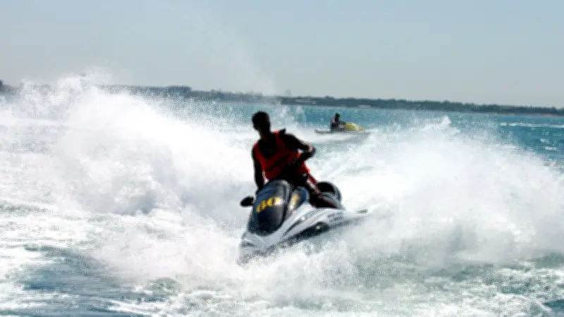 Frontignan interdit à nouveau jet-skis privés dans son port cet été