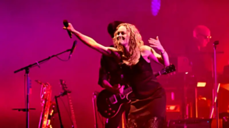 Gaëtan Roussel et Vanessa Paradis enflamment les arènes de Nîmes