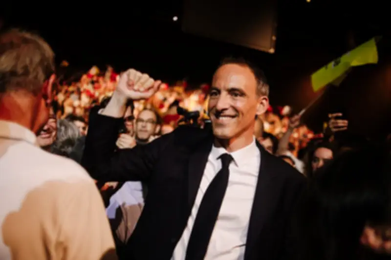 Glucksmann à Aubervilliers : promesse de ramener la gauche au pouvoir et duel avec Mélenchon