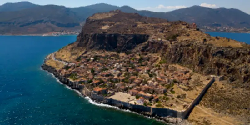 Grèce : à Monemvasia, le téléphérique touristique inquiète les habitants