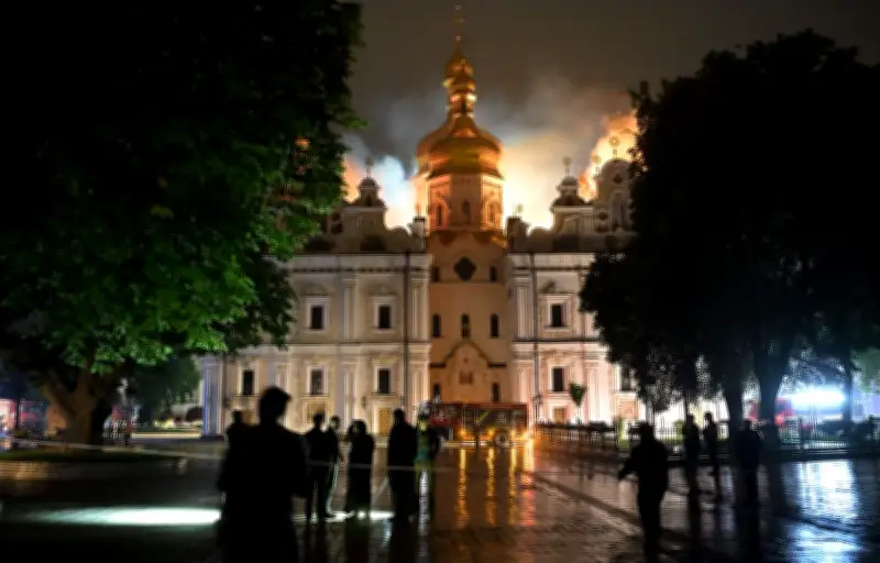 Guerre en Ukraine : neuf morts dans des frappes russes, la cathédrale de Kiev en feu