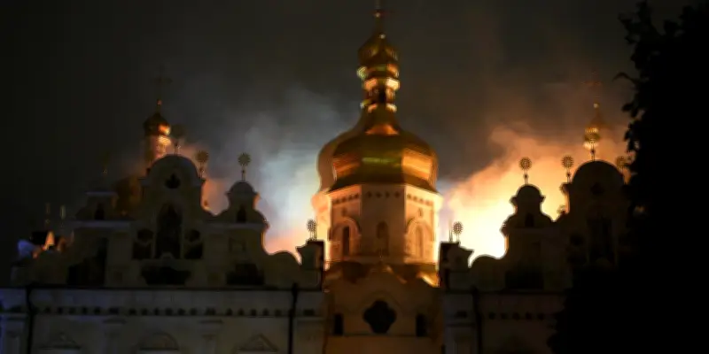 Guerre en Ukraine : une cathédrale en feu à Kiev, les images choc