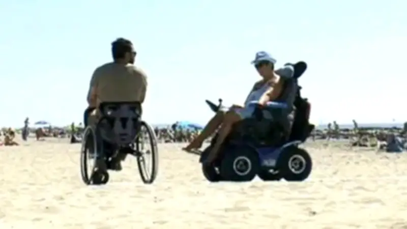 Handiplage : un plaidoyer pour un accès réel à la mer et au sable