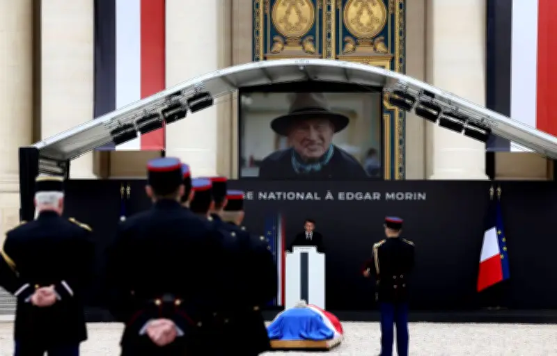 Hommages nationaux à Edgar Morin : Macron salue un destin exceptionnel