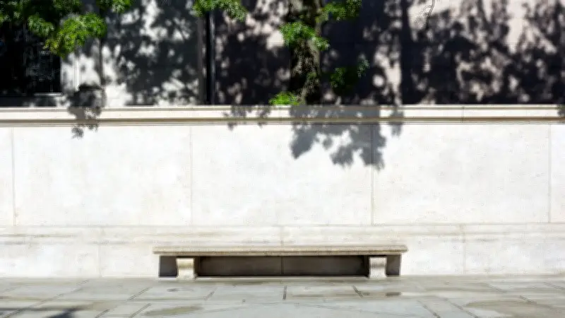 Huile de vidange sur un banc à Nîmes : un riverain risque 75 000 € d'amende