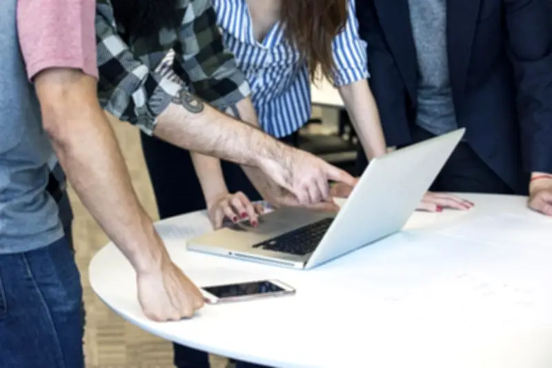 IA au travail : les jeunes professionnels en proie à une crise identitaire
