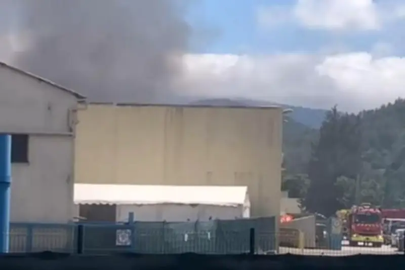Incendie dans un entrepôt à Contes, 33 pompiers mobilisés
