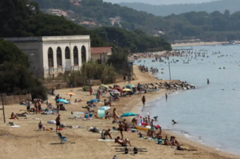 Incendie de bateau à La Londe : la plage de Tamaris fermée pour pollution