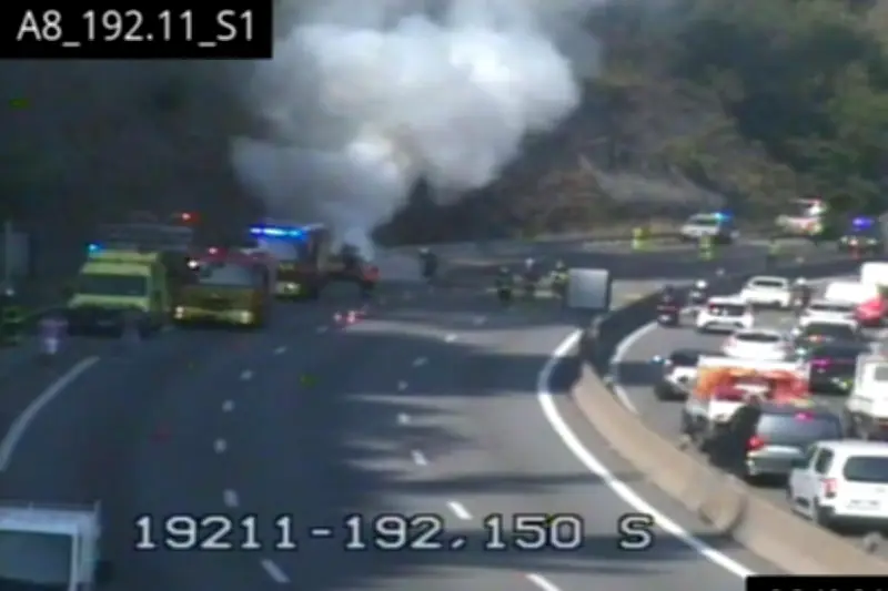 Incendie de véhicule sur l'A8 : trafic paralysé vers l'Italie