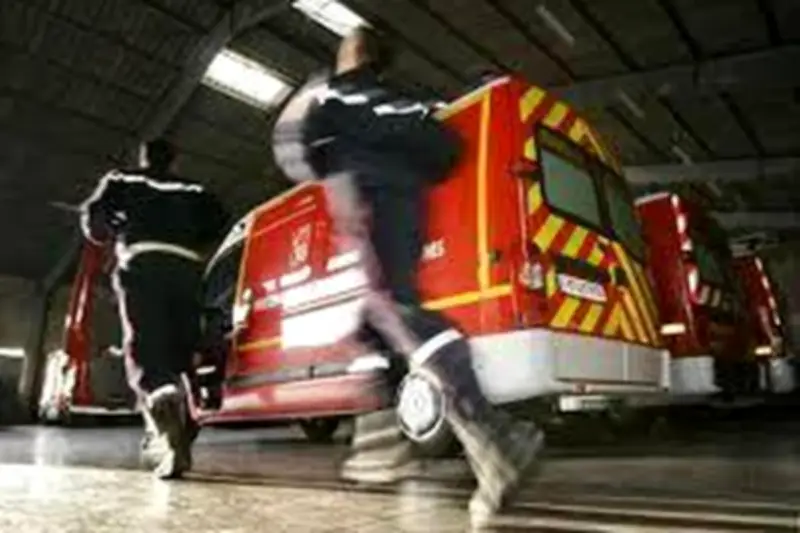 Incendie en bordure d'autoroute à Cannes La Bocca, échangeur 41 fermé