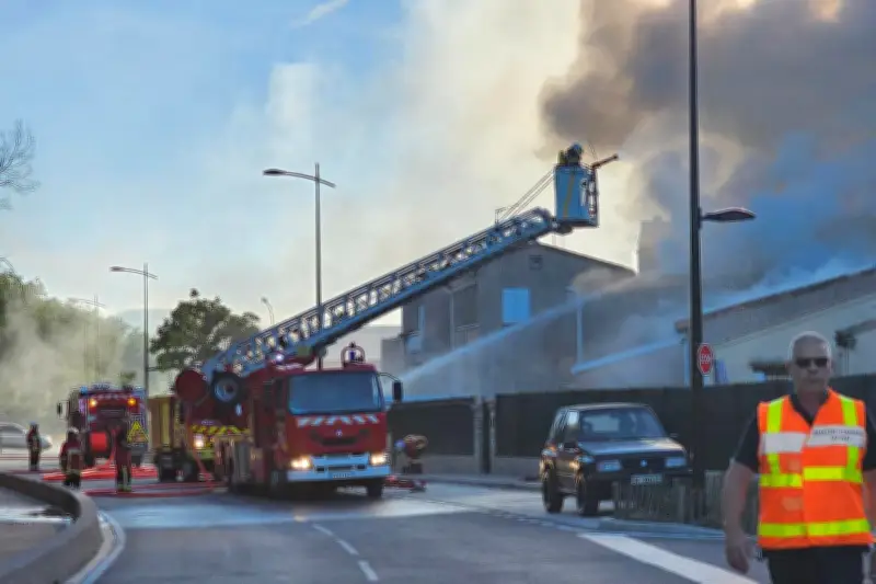 Incendie impressionnant dans un magasin de piscine à Cogolin